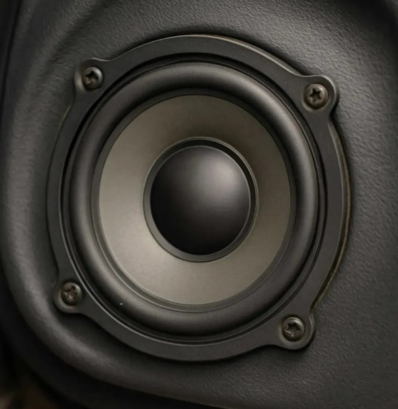 Alto-falante Mid-Bass 4 polegadas instalado na porta do carro