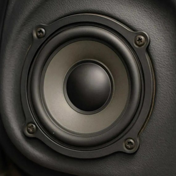 Alto-falante Mid-Bass 5 polegadas instalado na porta do carro